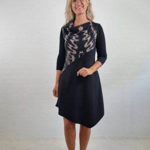 Asymetrisk kjole med batik og vandfald