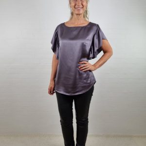 Grå silke bluse med flæser