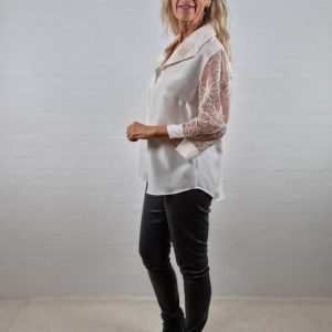 Råhvid silke bluse med fransk blonde
