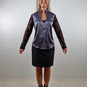 Grå silke bluse med sort blonde
