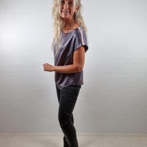 Grå stretch silke bluse med bånd