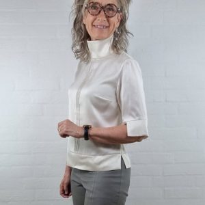 Råhvid silke bluse med høj krave