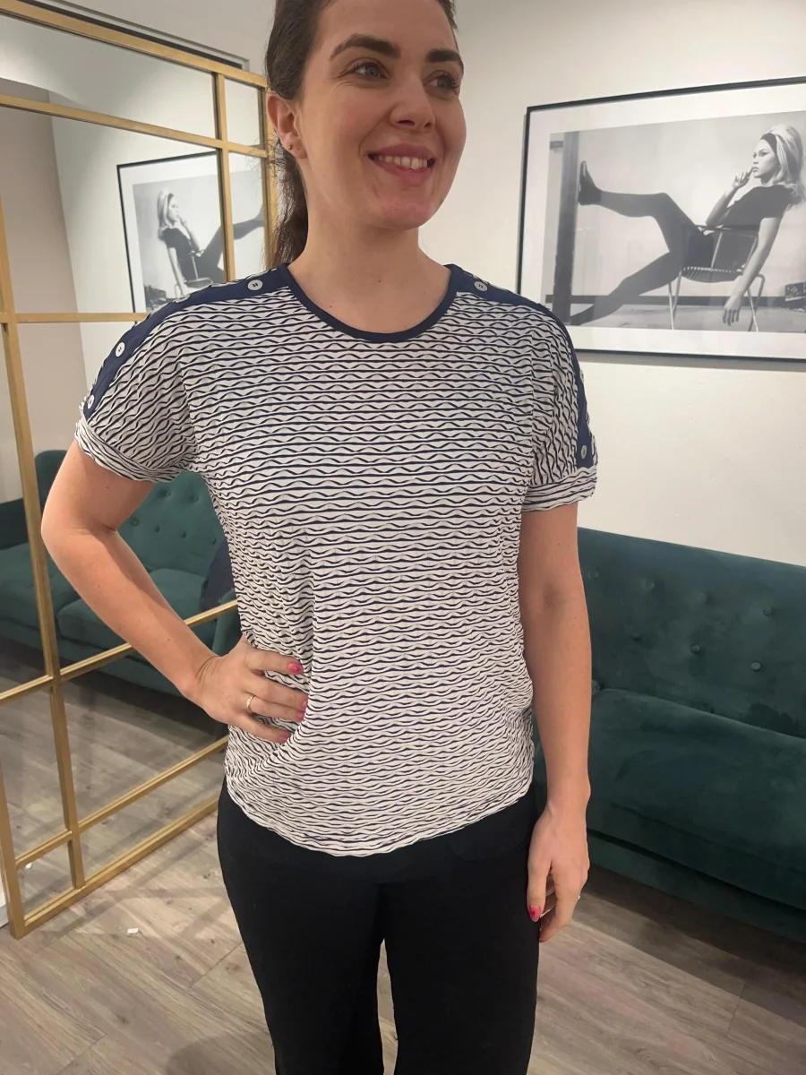 Brandtex | bluse m. Knappedetaljer på skulderen (hvid/blå) - Billede 3